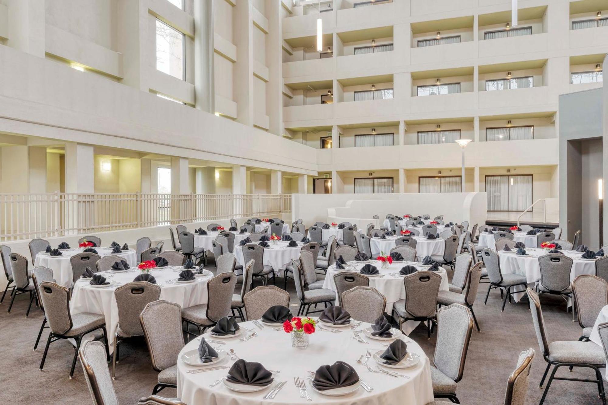 Hotel Crowne Plaza Indianapolis-Airport By Ihg Exteriér fotografie